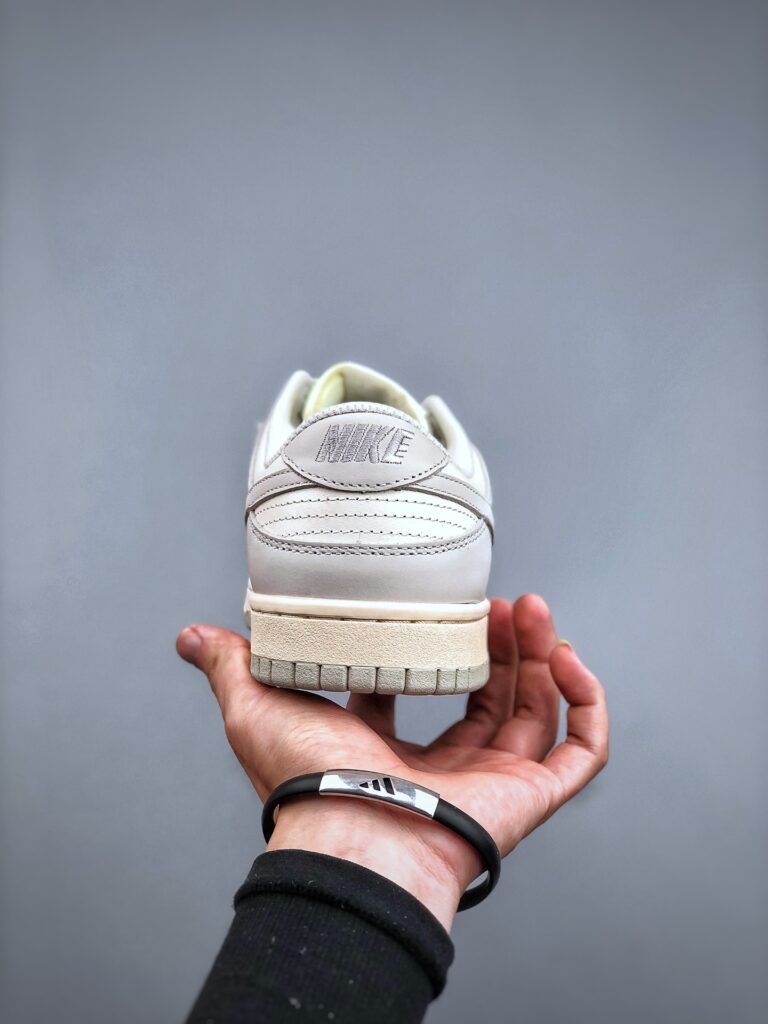 图片[7]-优势放店 F版 耐克Nike WMNS SB Dunk Low”Light Bone”扣篮系列低帮休闲运动滑板板鞋“皮革骨白”采用头层皮革鞋面组合材质#垫嵌入缓震乳胶+Sole真气垫装置#原比值开发耐磨橡胶大底-灵梦百货